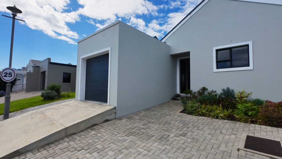 2 Bedroom Property for Sale in Sandbaai Western Cape
